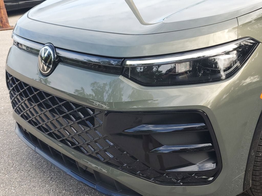 New 2026 Volkswagen Tiguan SE R-Line FWD image 12
