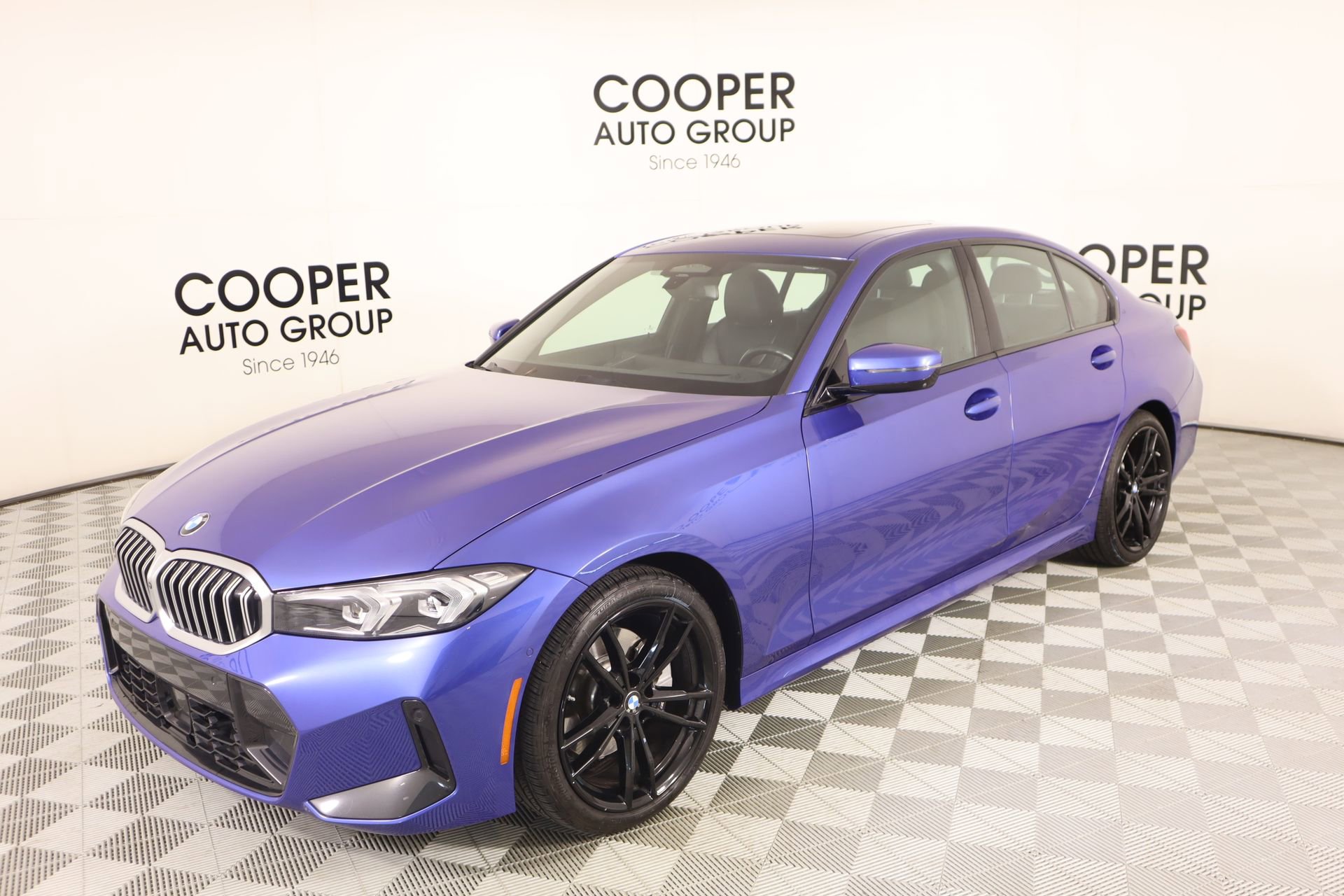 Used 2023 BMW 330i xDrive Sedan w/ M Sport Package image 11