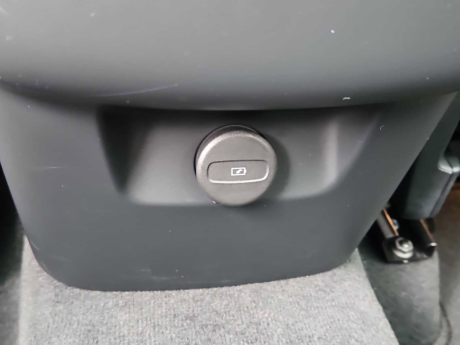 Used 2023 Volvo XC60 B5 Plus w/ Climate Package image 23