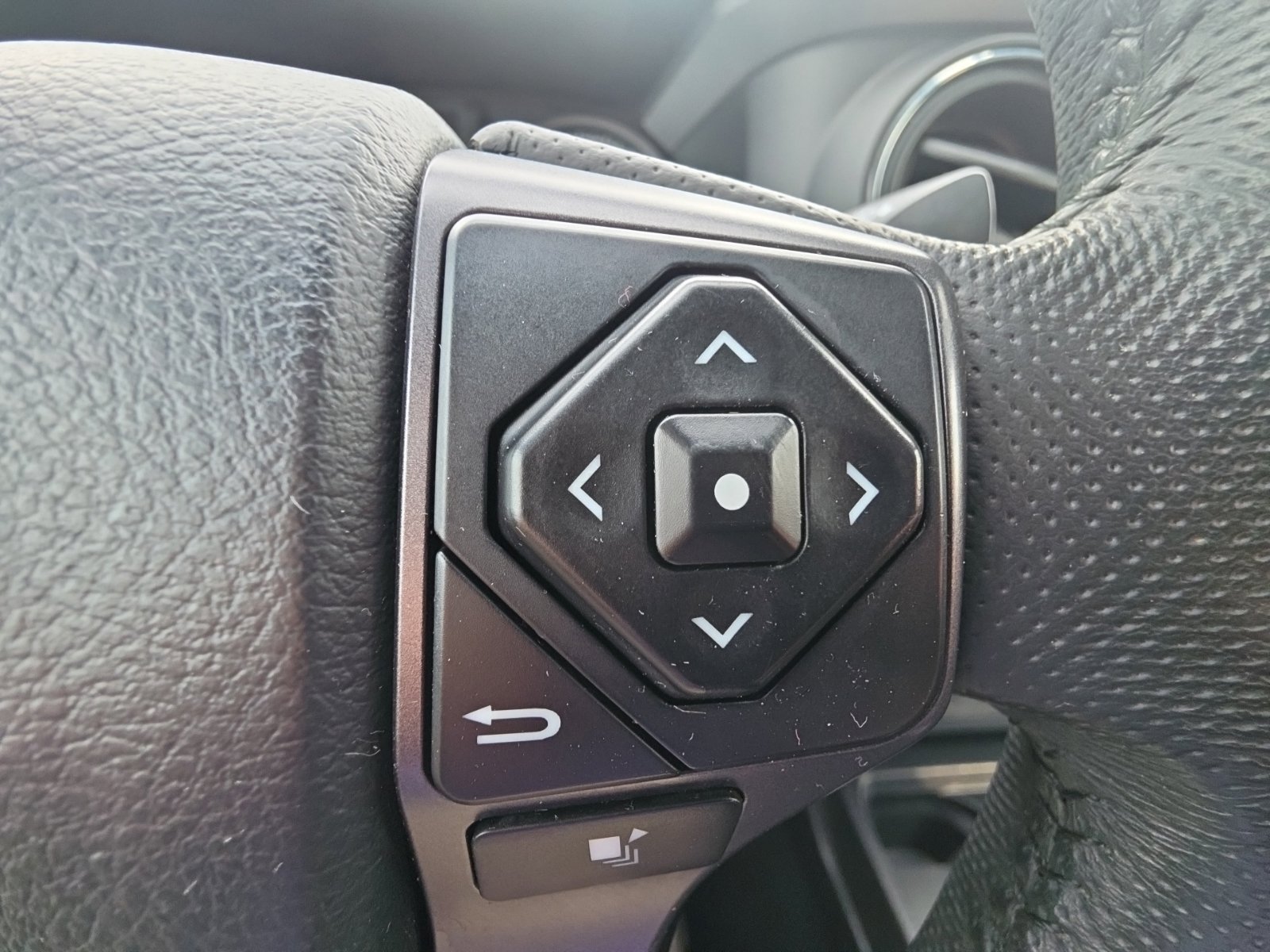 Used 2018 Toyota Tacoma TRD Off-Road AWD/4WD image 12