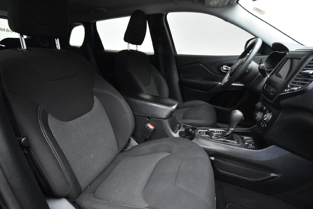 Used 2021 Jeep Cherokee Latitude FWD image 14