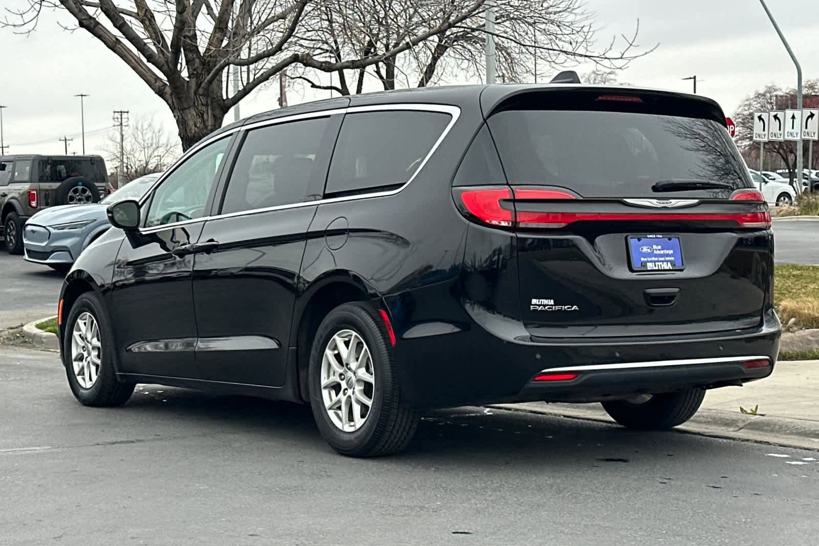 Used 2024 Chrysler Pacifica Touring-L image 6