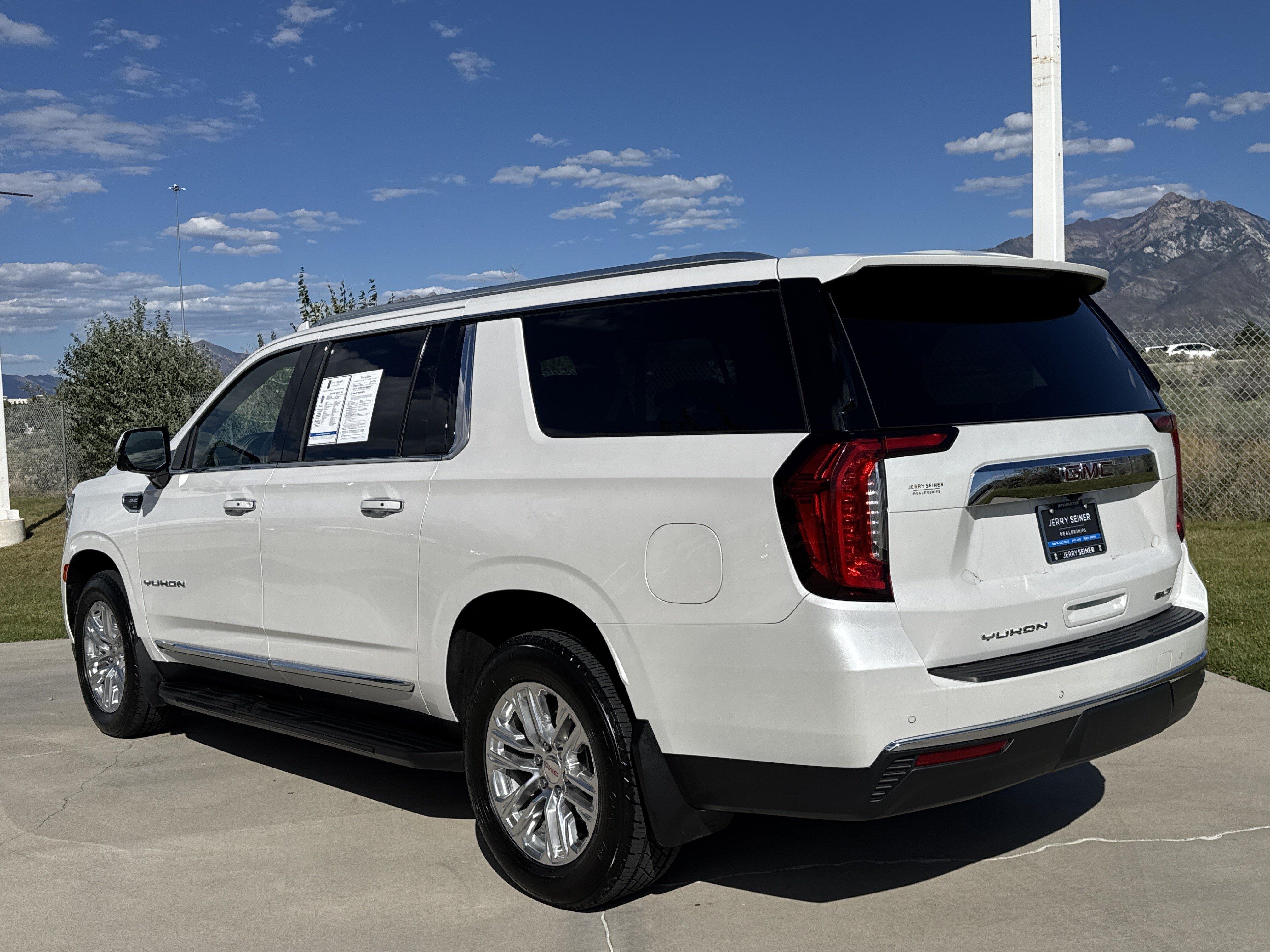 Used 2021 GMC Yukon XL SLT w/ SLT Luxury Plus Package AWD/4WD image 3