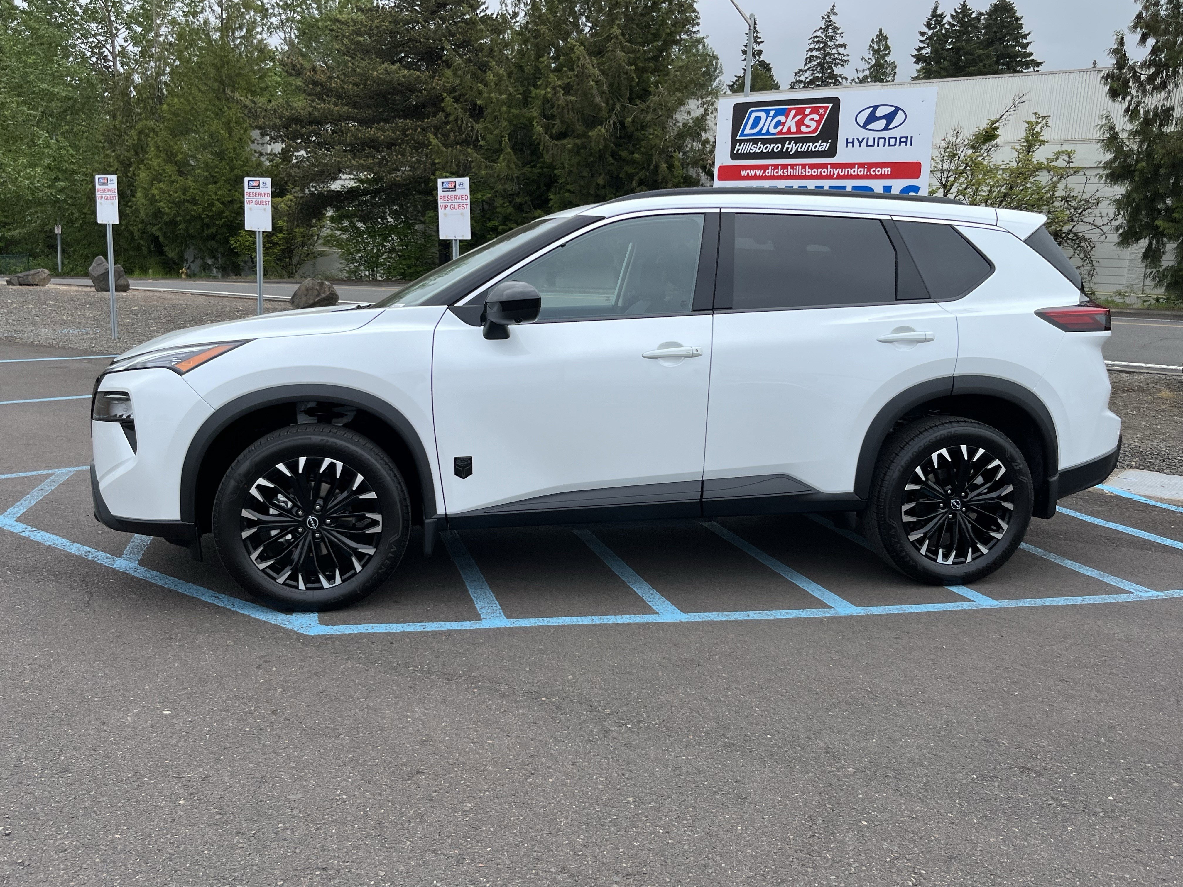 Used 2026 Nissan Rogue SV AWD/4WD image 2