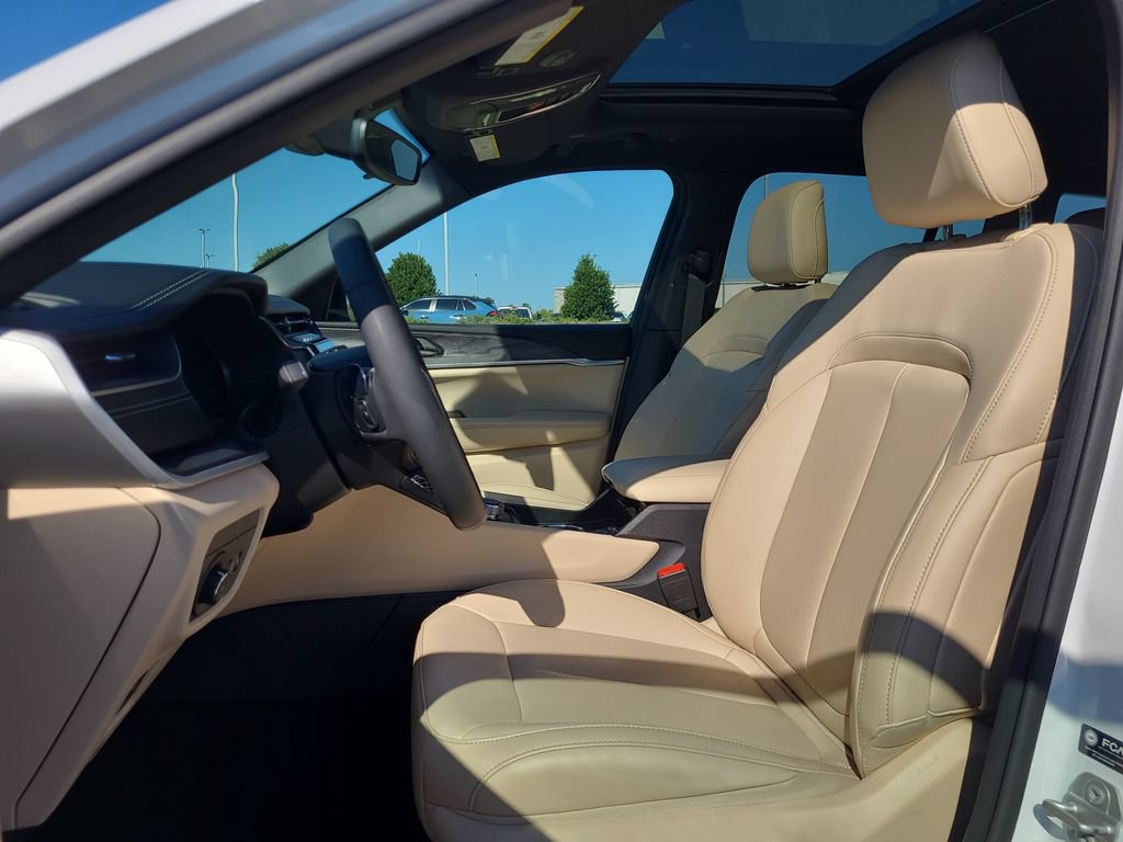 Used 2024 Jeep Grand Cherokee Limited RWD image 11