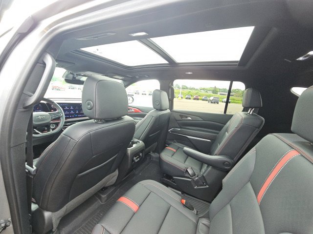 Used 2024 Chevrolet Traverse RS FWD image 39