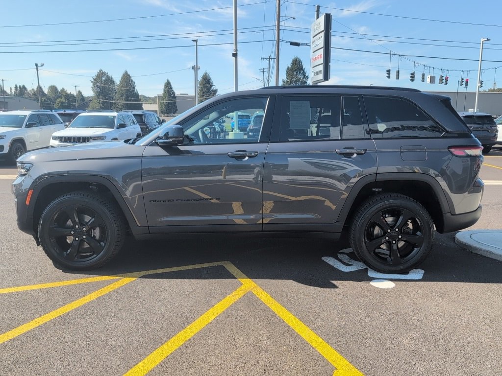 Used 2023 Jeep Grand Cherokee Altitude image 4