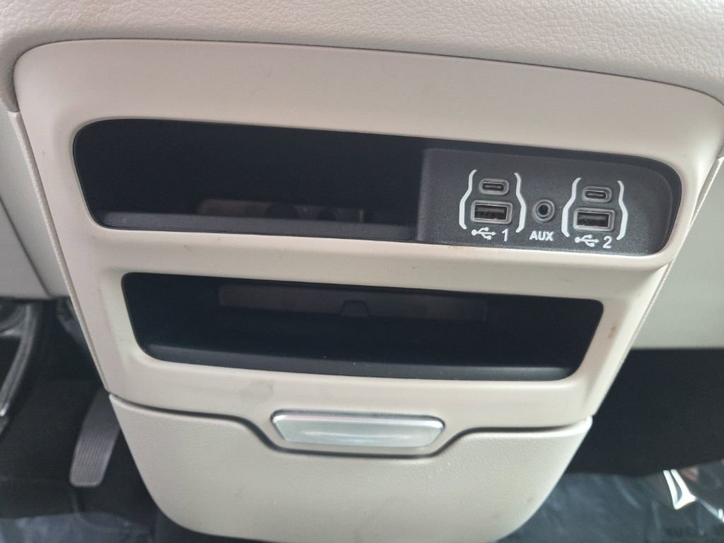 Used 2023 Chrysler Pacifica Touring-L FWD image 20