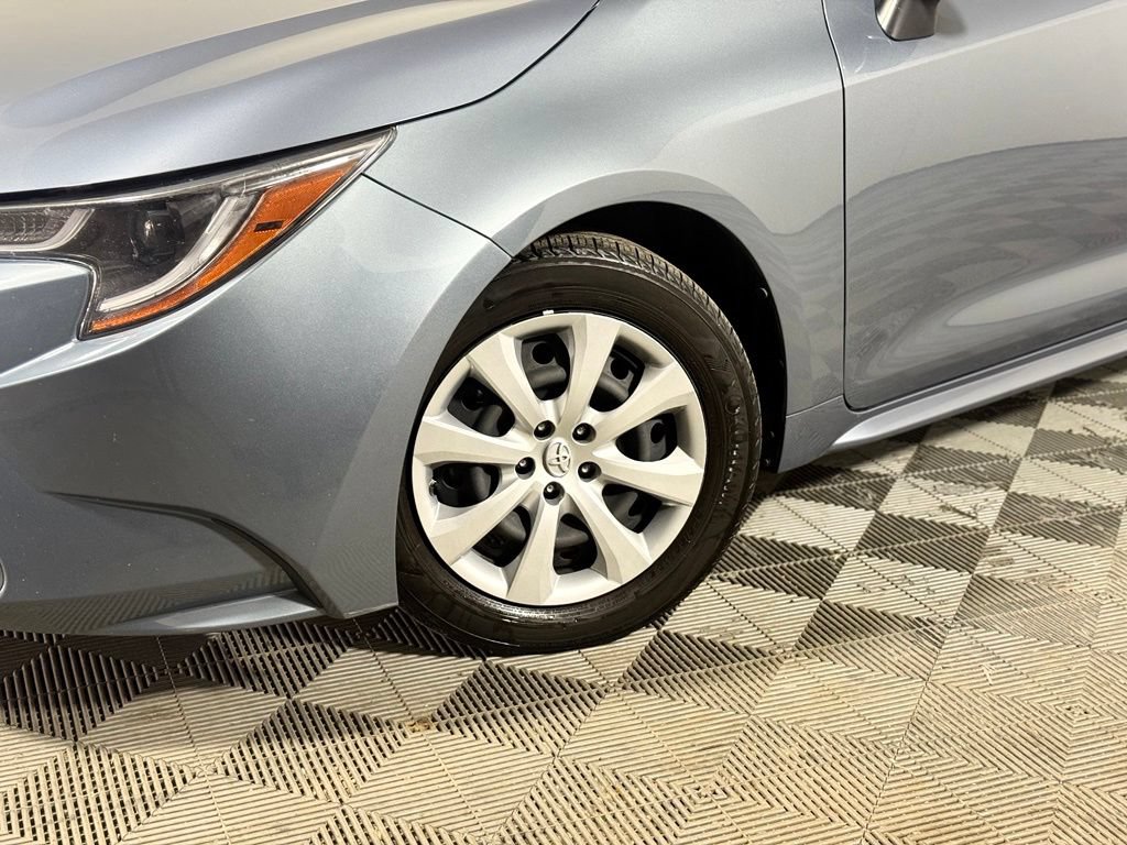 Used 2022 Toyota Corolla LE FWD image 2