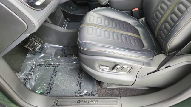 Used 2025 Rivian R1S Adventure image 39