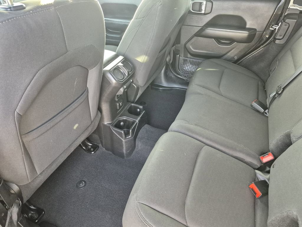 Used 2018 Jeep Wrangler Unlimited Sahara AWD/4WD image 13