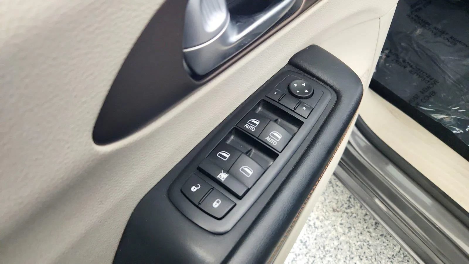 Used 2017 Chrysler Pacifica Touring-L FWD image 22