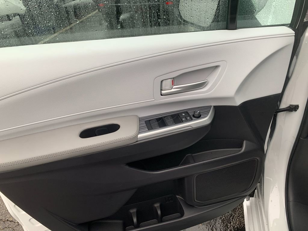 New 2026 Toyota Sienna XLE image 11