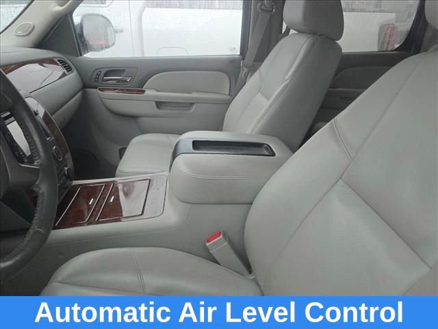 Used 2013 Chevrolet Avalanche LTZ image 16