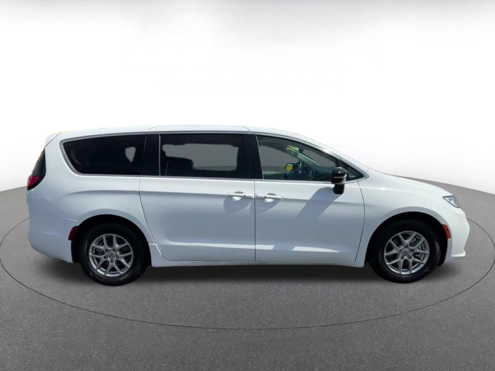 Used 2024 Chrysler Pacifica Touring-L FWD image 15
