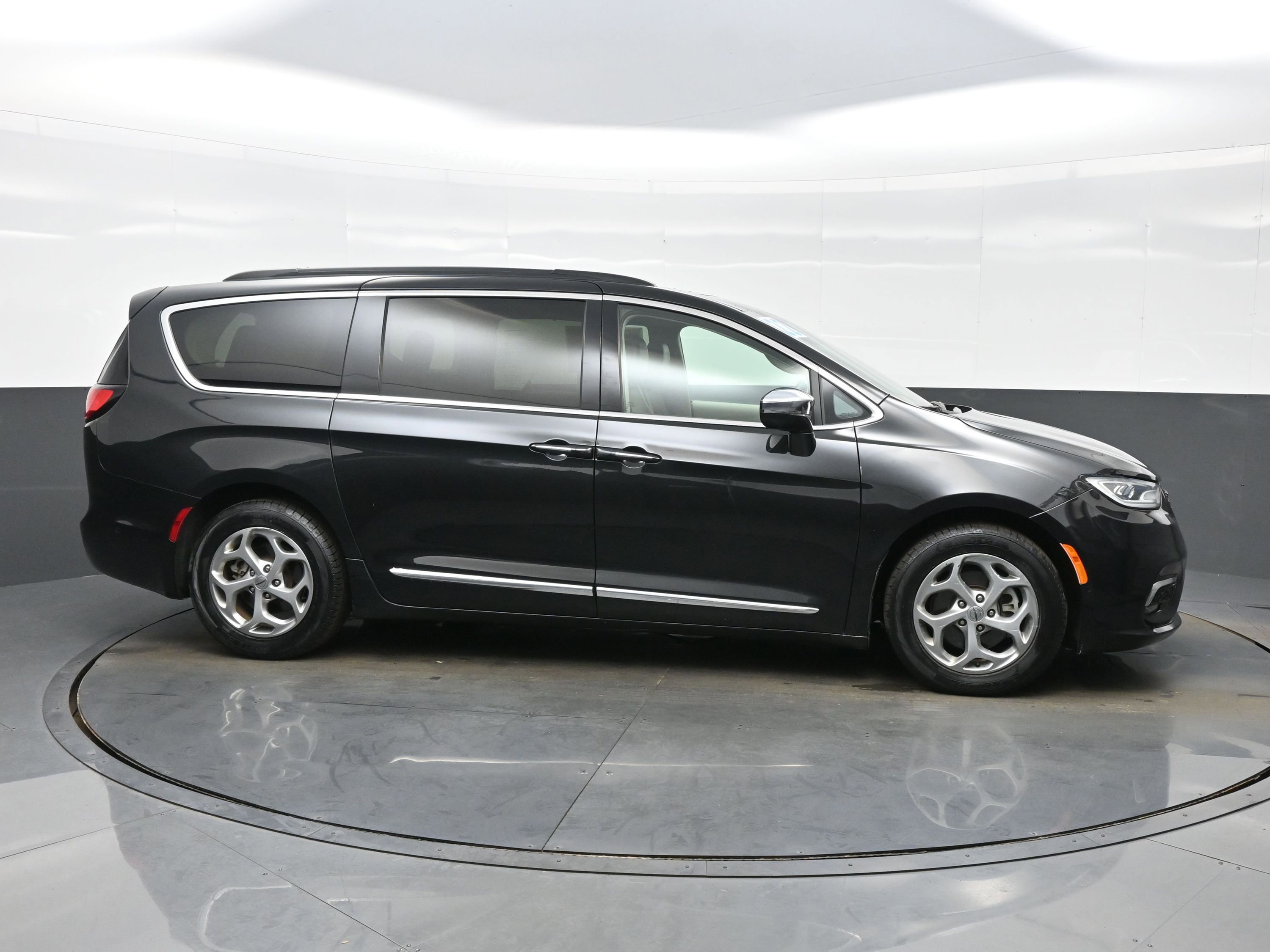 Used 2022 Chrysler Pacifica Limited image 7