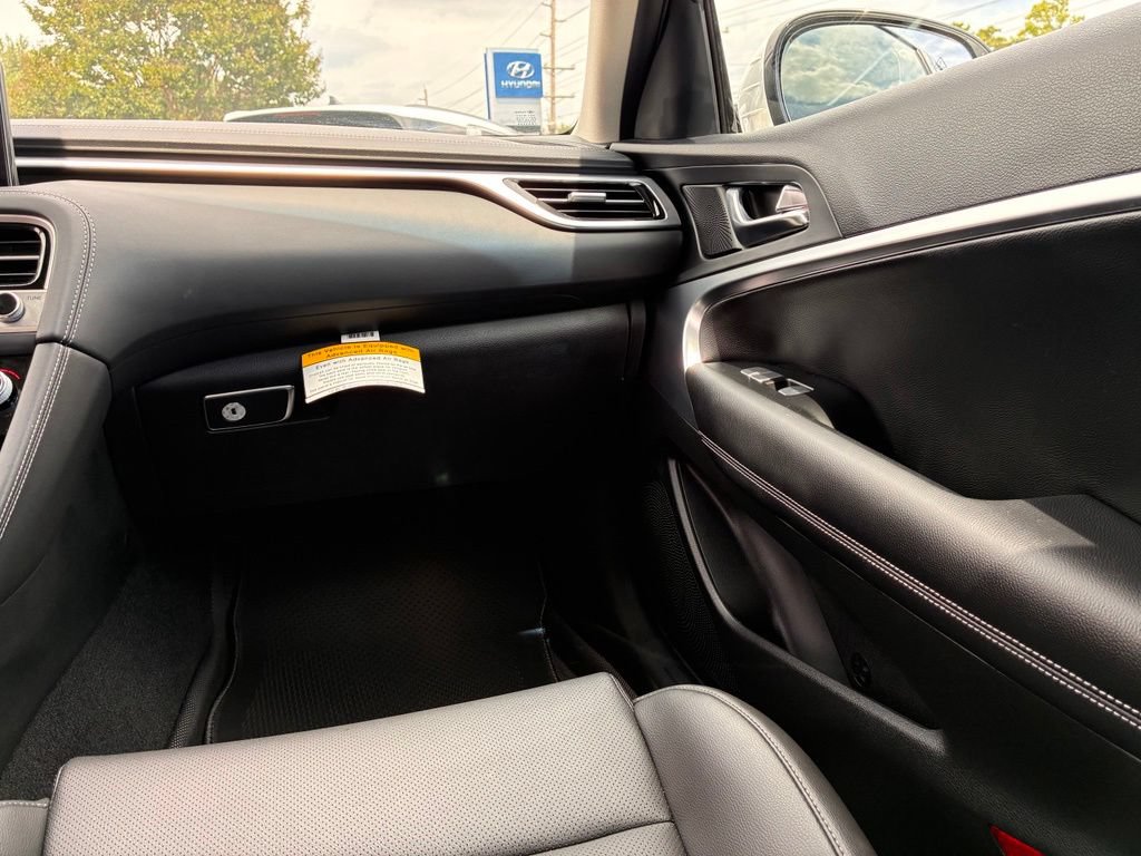 Used 2025 Genesis G70 2.5T AWD/4WD image 37