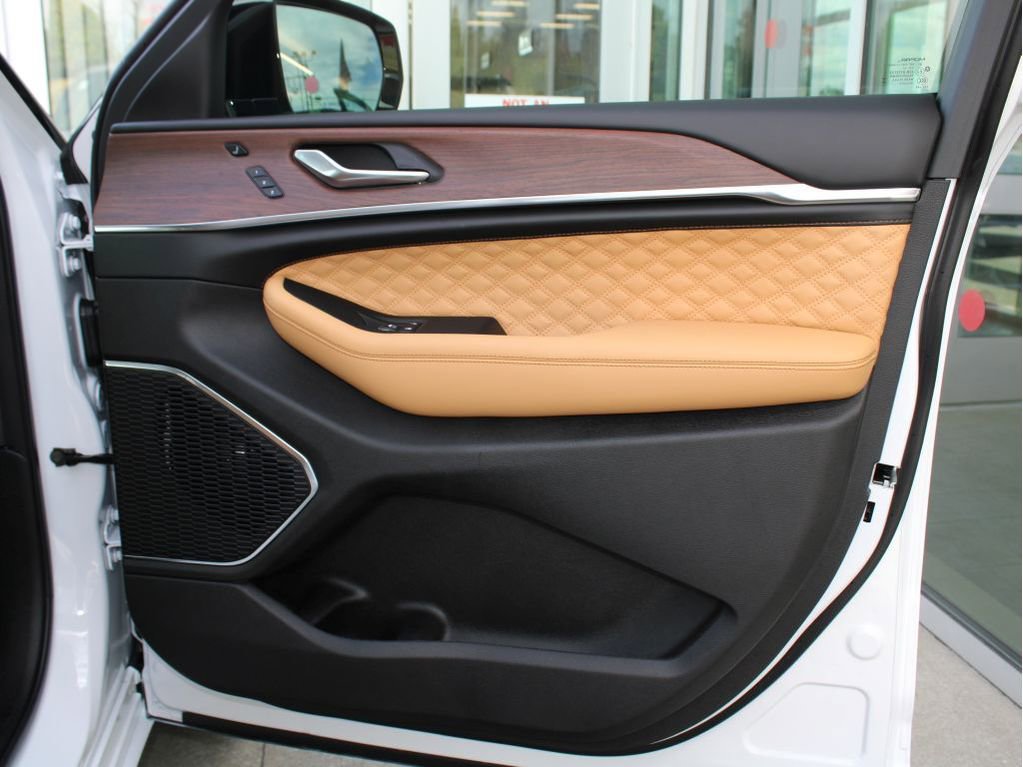 New 2025 Jeep Grand Cherokee Summit image 31