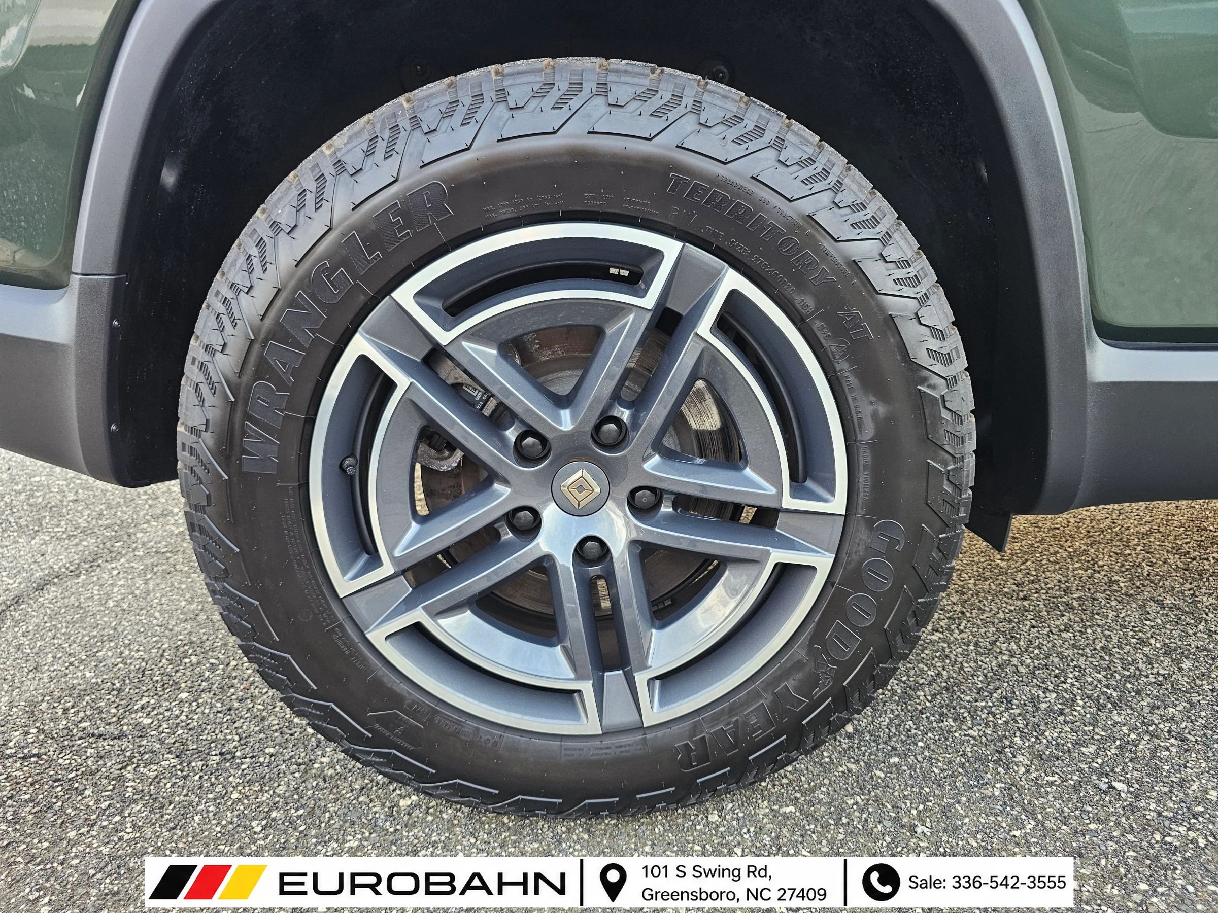 Used 2025 Rivian R1S Adventure Dual AWD/4WD image 35