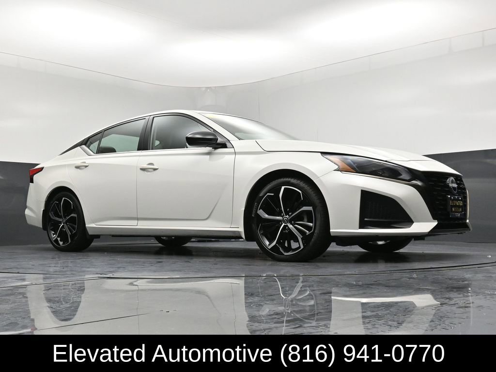 Used 2023 Nissan Altima 2.5 SR w/ SR Premium Package image 29