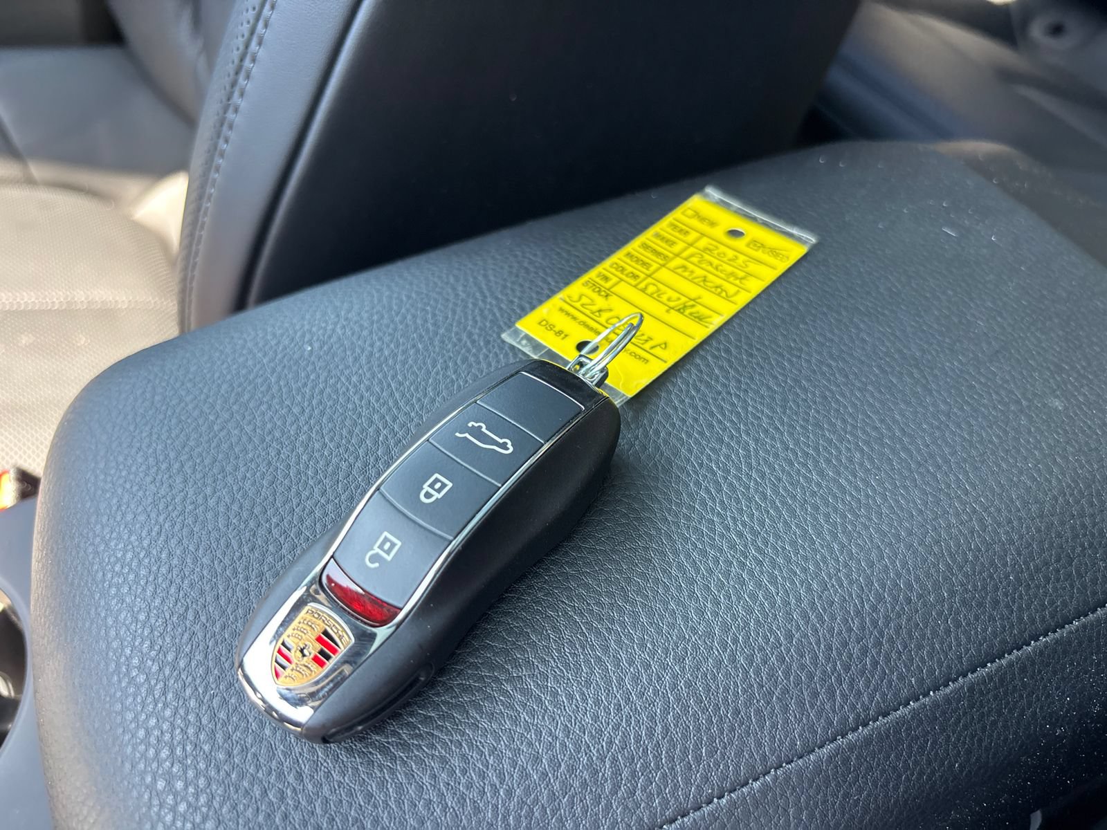 Used 2025 Porsche Macan AWD/4WD image 36