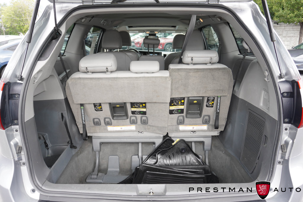 Used 2018 Toyota Sienna XLE w/ XLE Navigation Package FWD image 39