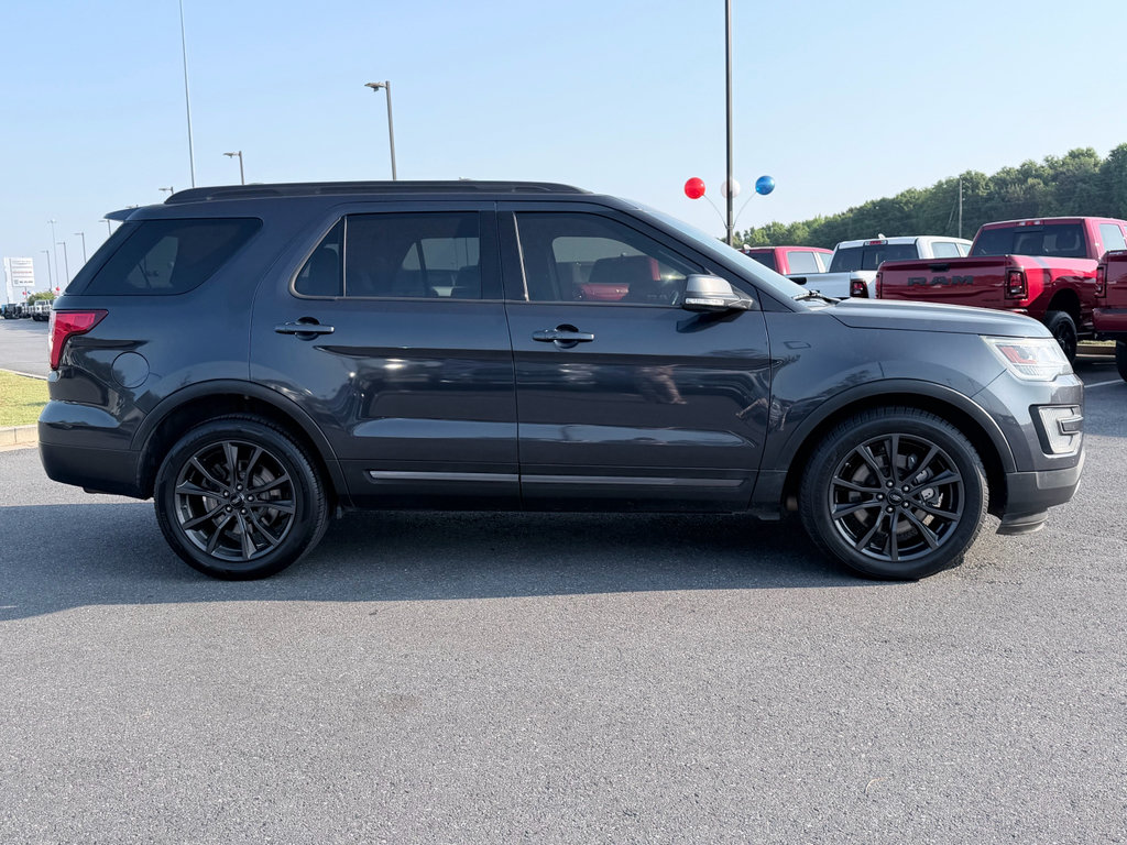 Used 2017 Ford Explorer XLT w/ Equipment Group 202A FWD image 4