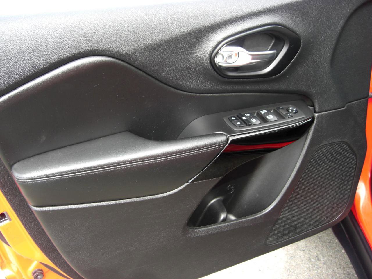 Used 2021 Jeep Cherokee Latitude Plus w/ Sun & Sound Group image 23