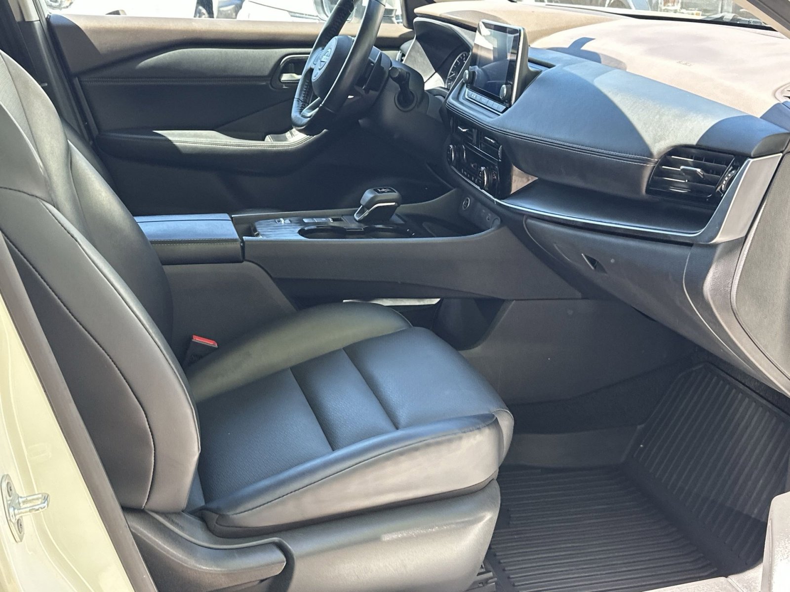 Used 2023 Nissan Rogue SV w/ SV Premium Package FWD image 39