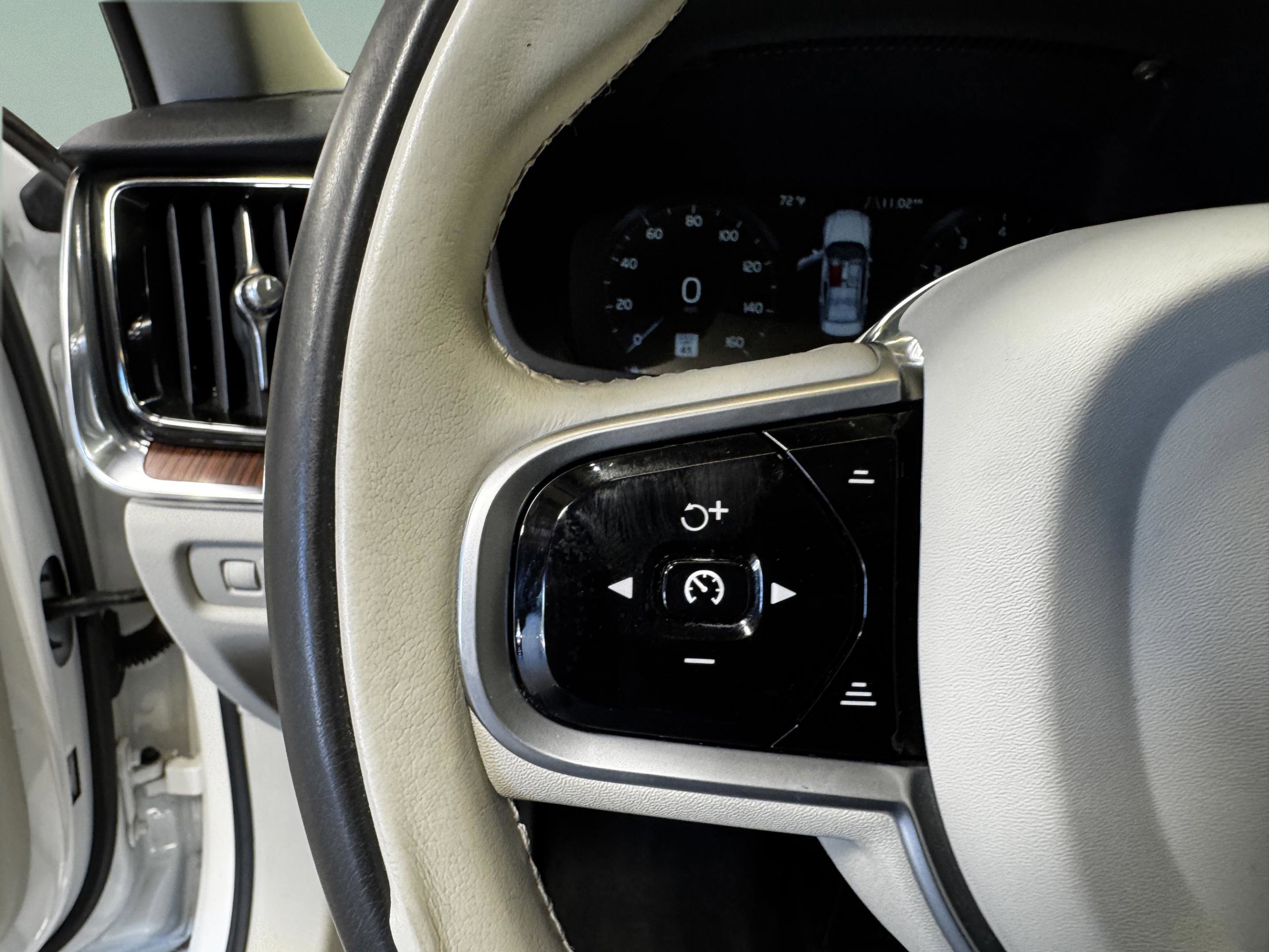 Used 2019 Volvo S60 T6 Momentum w/ Multimedia Package image 17