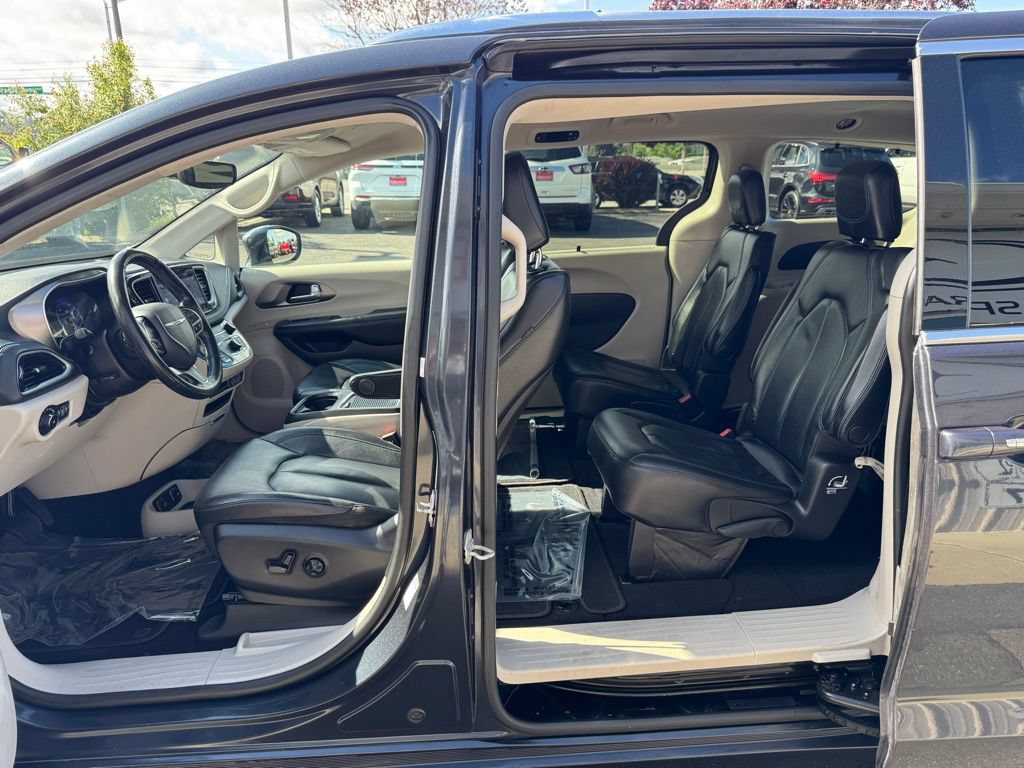 Used 2021 Chrysler Pacifica Touring-L FWD image 13