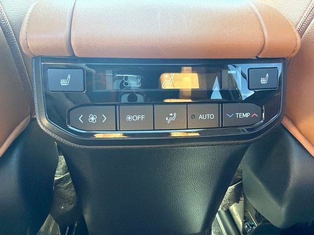 Used 2023 Toyota Highlander Platinum FWD image 11