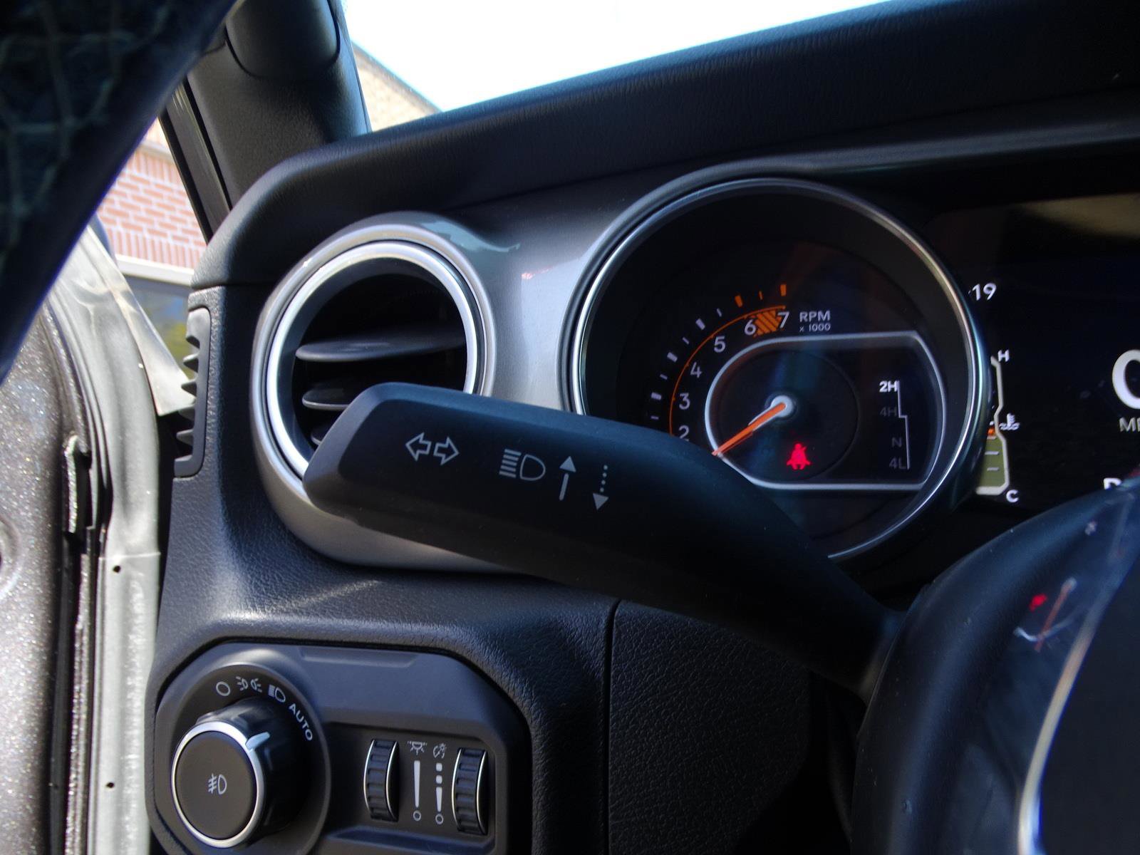 Used 2018 Jeep Wrangler Unlimited Sahara image 30