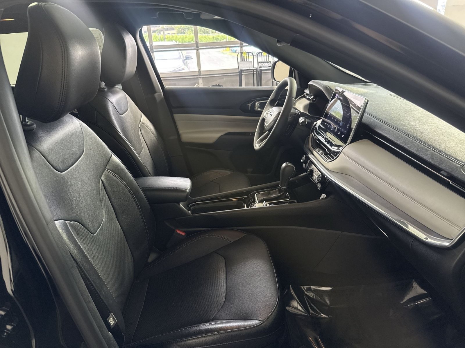 Used 2023 Jeep Compass Limited w/ Sun and Sound Group AWD/4WD image 26