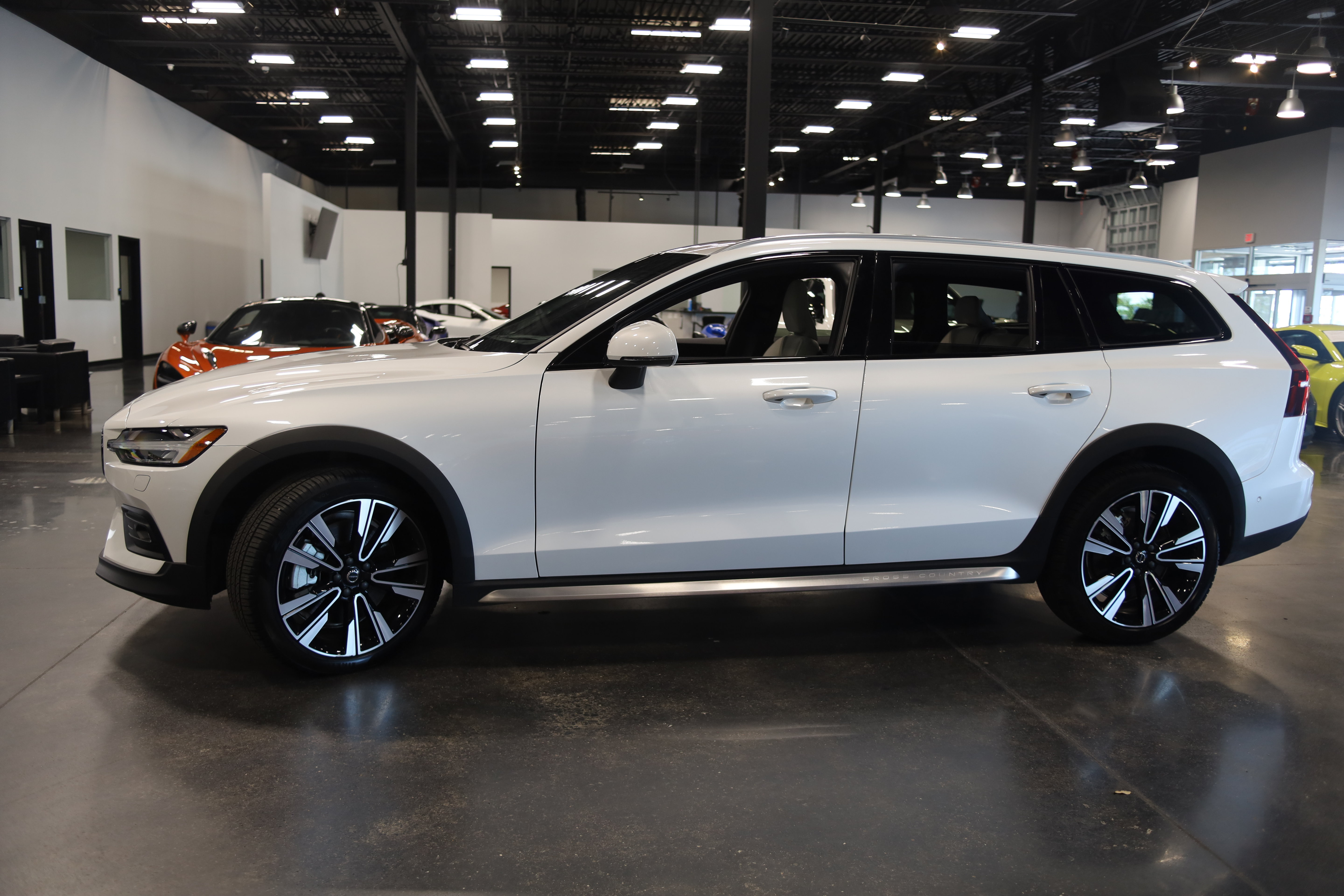Used 2025 Volvo V60 B5 Cross Country Ultra w/ Climate Package AWD/4WD image 9
