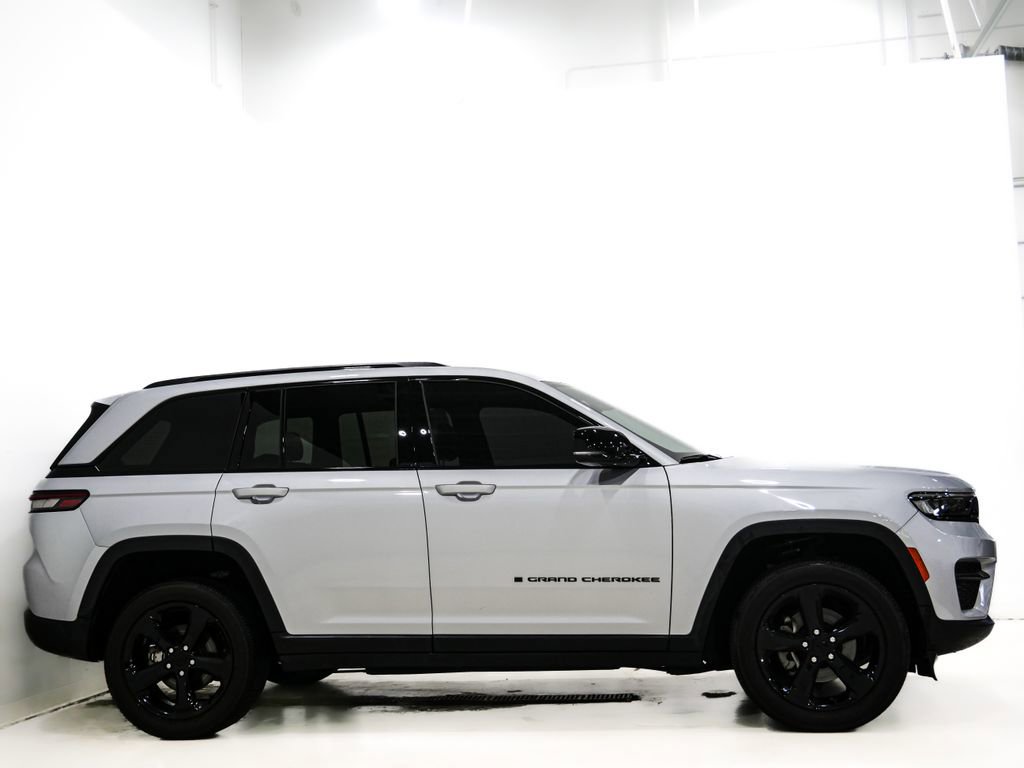 Used 2023 Jeep Grand Cherokee Altitude image 5