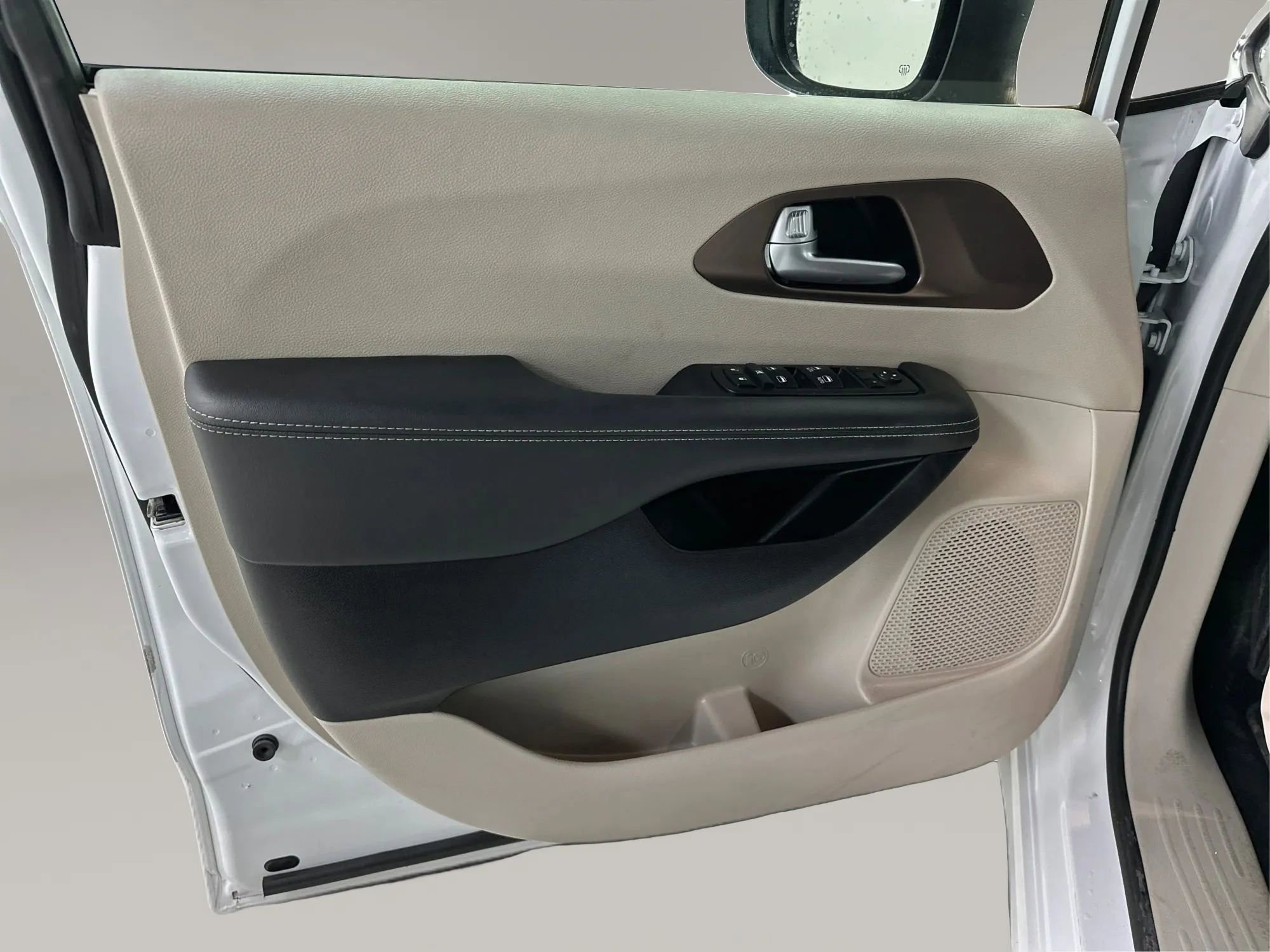 Used 2024 Chrysler Voyager LX image 21