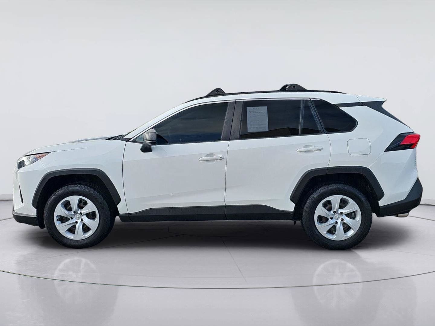 Used 2019 Toyota RAV4 LE FWD image 2