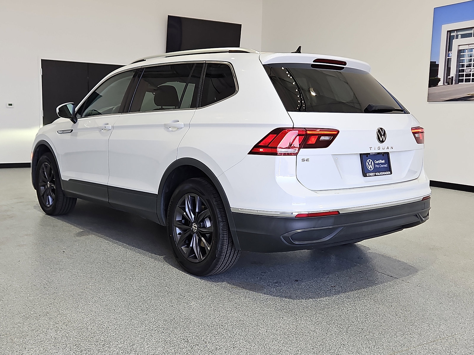 Certified 2022 Volkswagen Tiguan SE FWD image 2