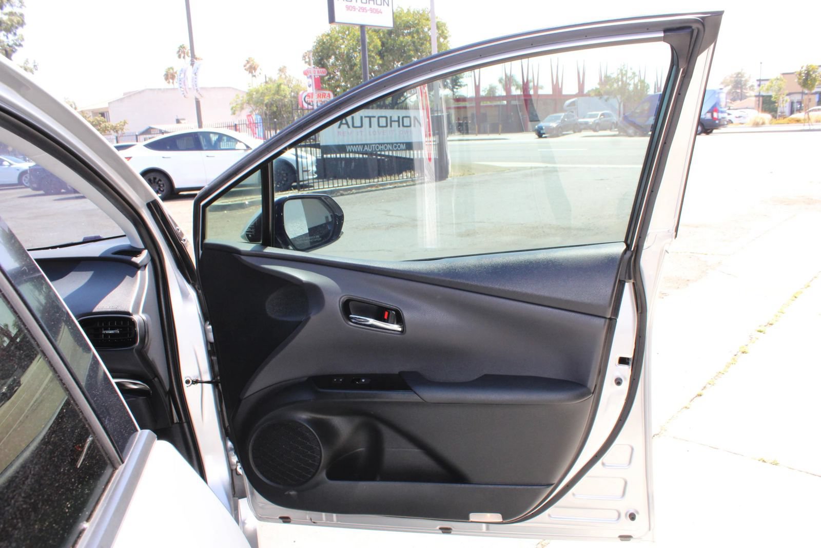 Used 2018 Toyota Prius Prime Premium FWD image 7