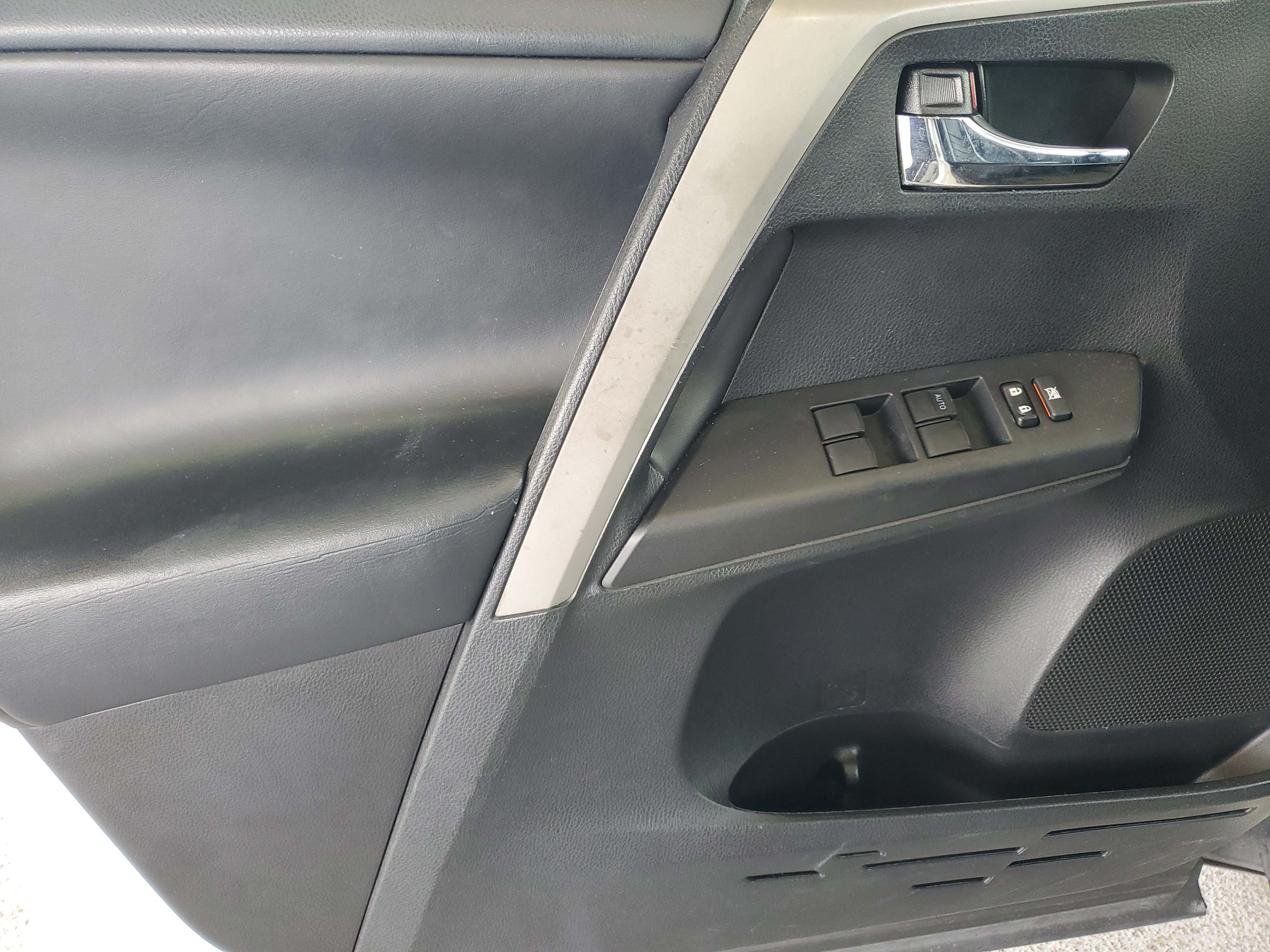 Used 2018 Toyota RAV4 XLE w/ Plus Extra Value Package FWD image 14