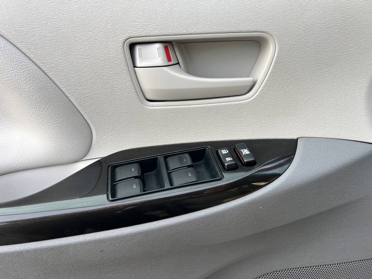 Used 2012 Toyota Sienna LE FWD image 9