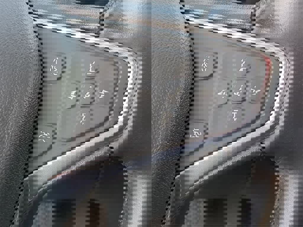 Used 2020 Chevrolet Equinox LT w/ Driver Convenience Package image 23