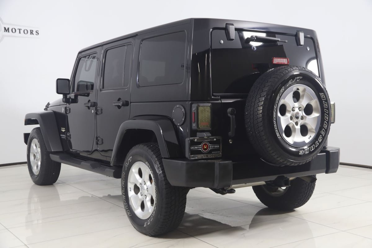 Used 2015 Jeep Wrangler Unlimited Sahara w/ Connectivity Group AWD/4WD image 4