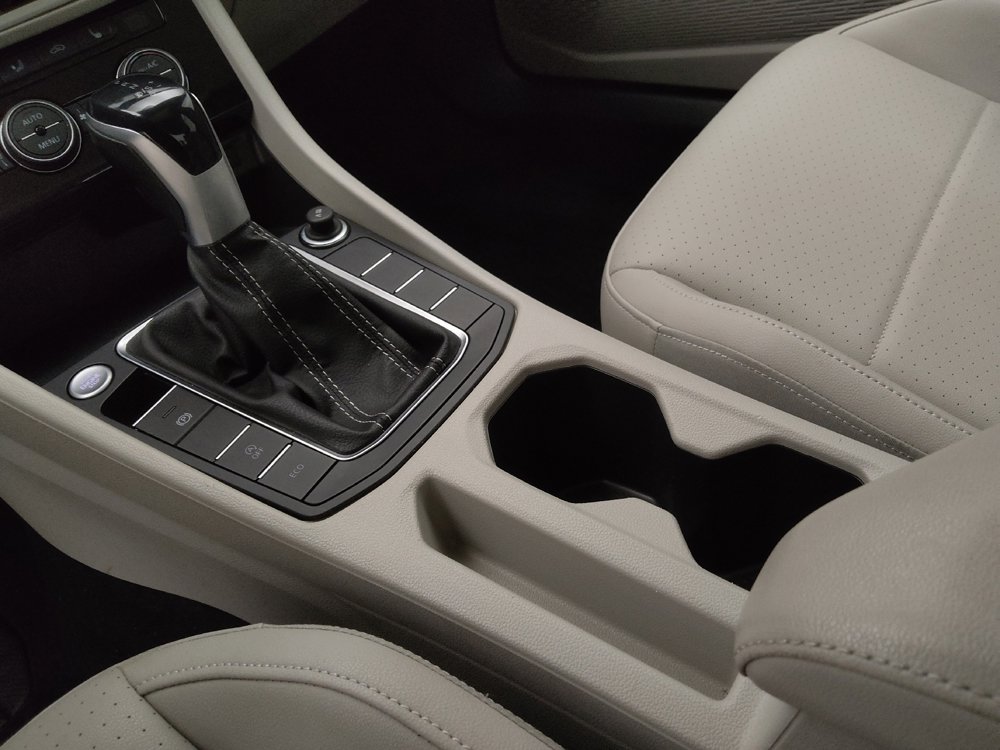 Used 2022 Volkswagen Jetta SE w/ Panoramic Sunroof Package image 26