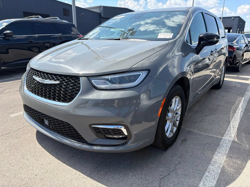 Used 2025 Chrysler Pacifica Select