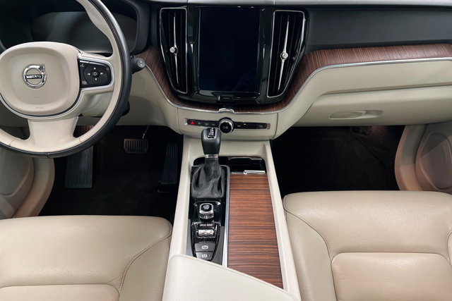 Used 2021 Volvo XC60 T6 Momentum image 13