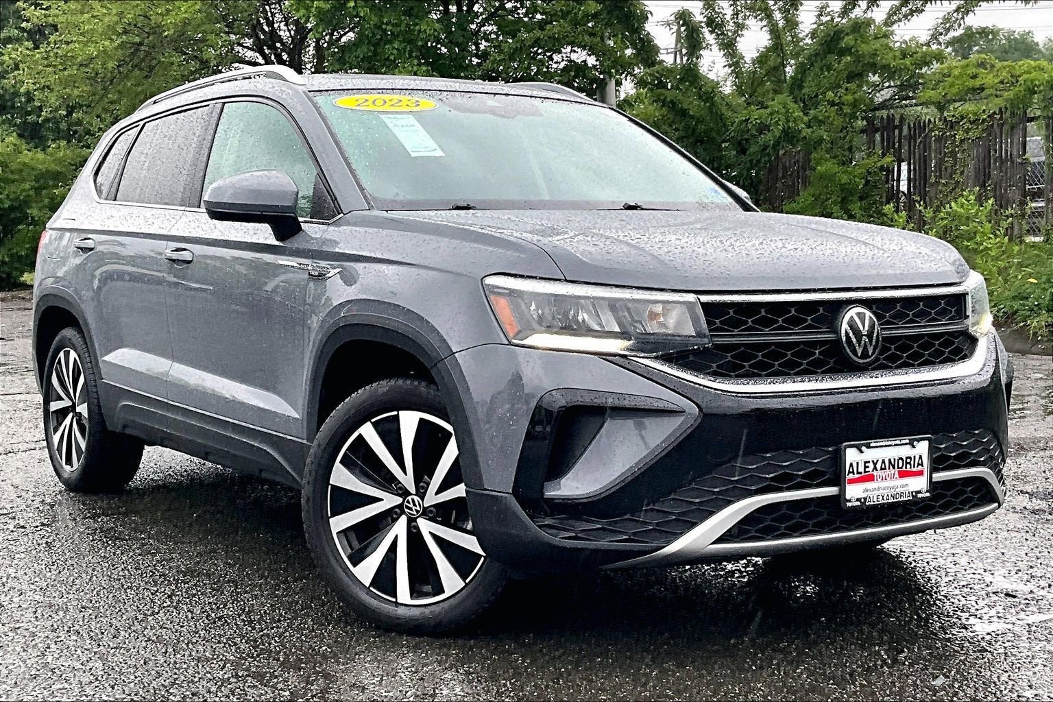 Used 2023 Volkswagen Taos SE w/ Panoramic Sunroof Package AWD/4WD image 2