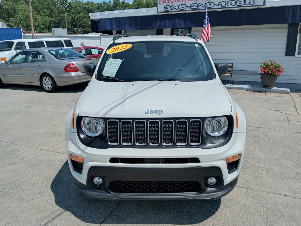 Used 2022 Jeep Renegade Latitude image 2