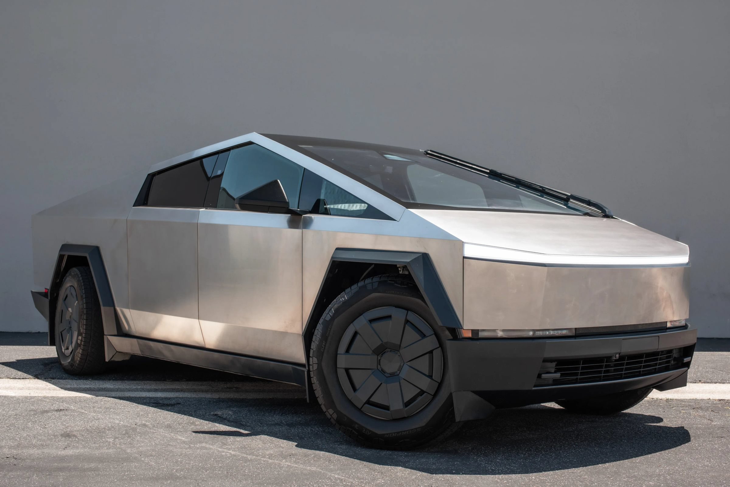 Used 2025 Tesla Cybertruck AWD Crew Cab image 5